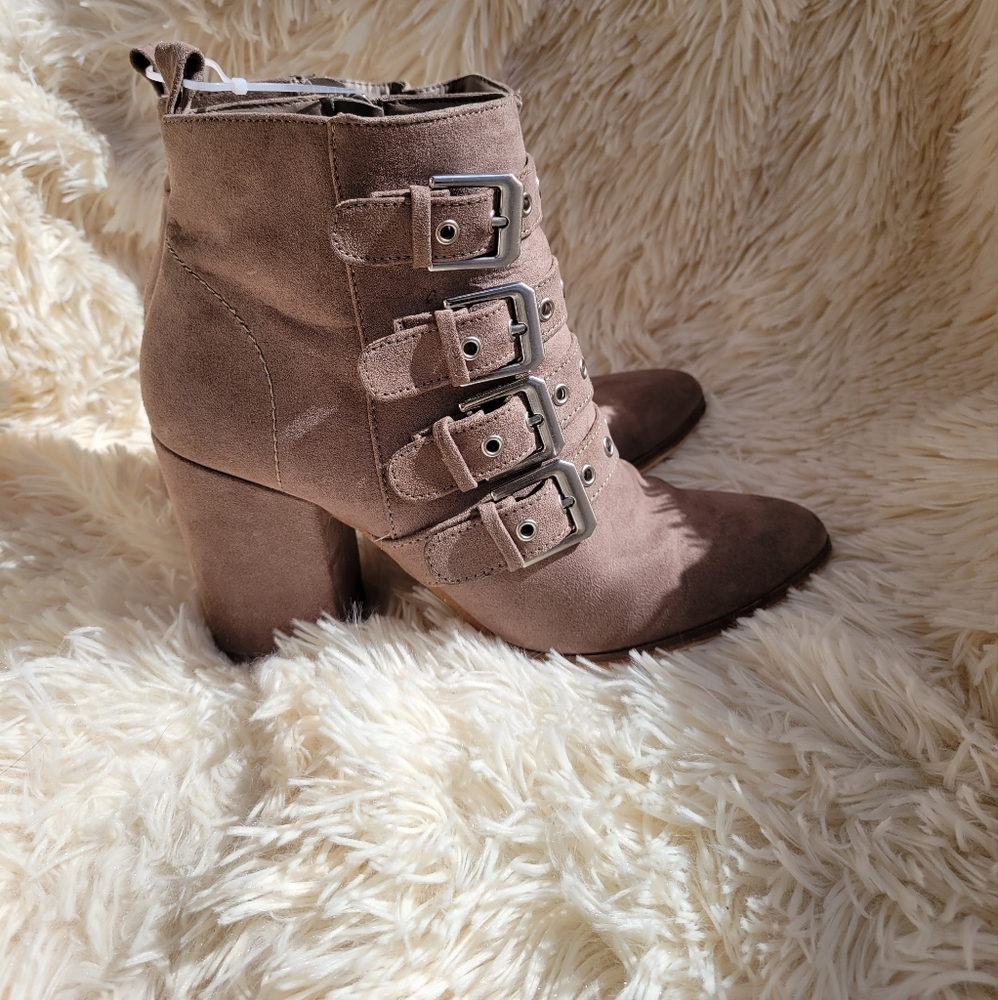 Carlos Santana Gamma faux suede ankle boots Taupe light brown 5.5